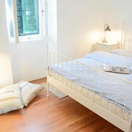 Sleeps 8 With Wifi Villa Brovinje